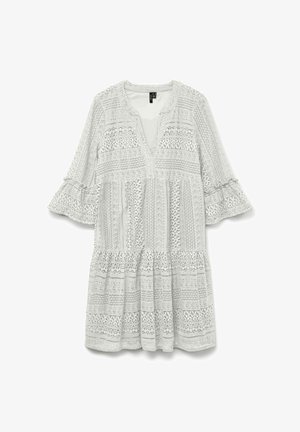 Bílé krajkové šaty s výstřihem do V, tříčtvrtečními zvonovými rukávy a vícestupňovou sukní. Obsahují složité vzory po celé látce.