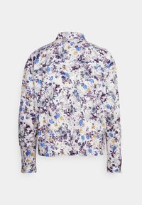 Blomsterprint jakke med hvid baggrund, prydet med blå, lilla og gule blomster. Krave og lange ærmer, glat stoftekstur.