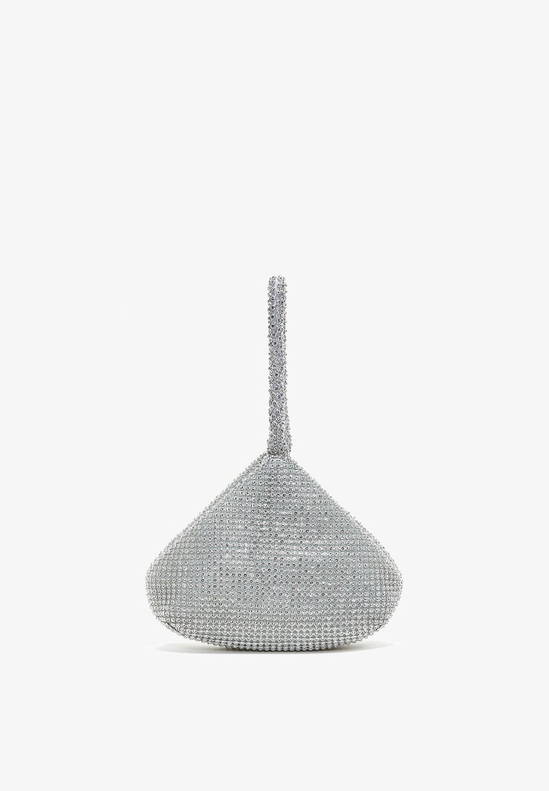 Zilveren driehoekige avondclutch met polsbandje, volledig bedekt met kleine glinsterende strass-steentjes, getoond op een witte achtergrond.