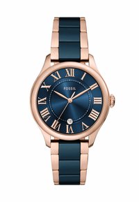 Montre en acier inoxydable rose gold avec un cadran bleu marine, des chiffres romains, une fenêtre de date et un bracelet à maillons bleu marine.