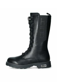 Stivale da combattimento nero con tomaia in pelle lucida, chiusura frontale con lacci, suola in gomma e pannello laterale testurizzato con logo in rilievo. Design e finitura resistenti.