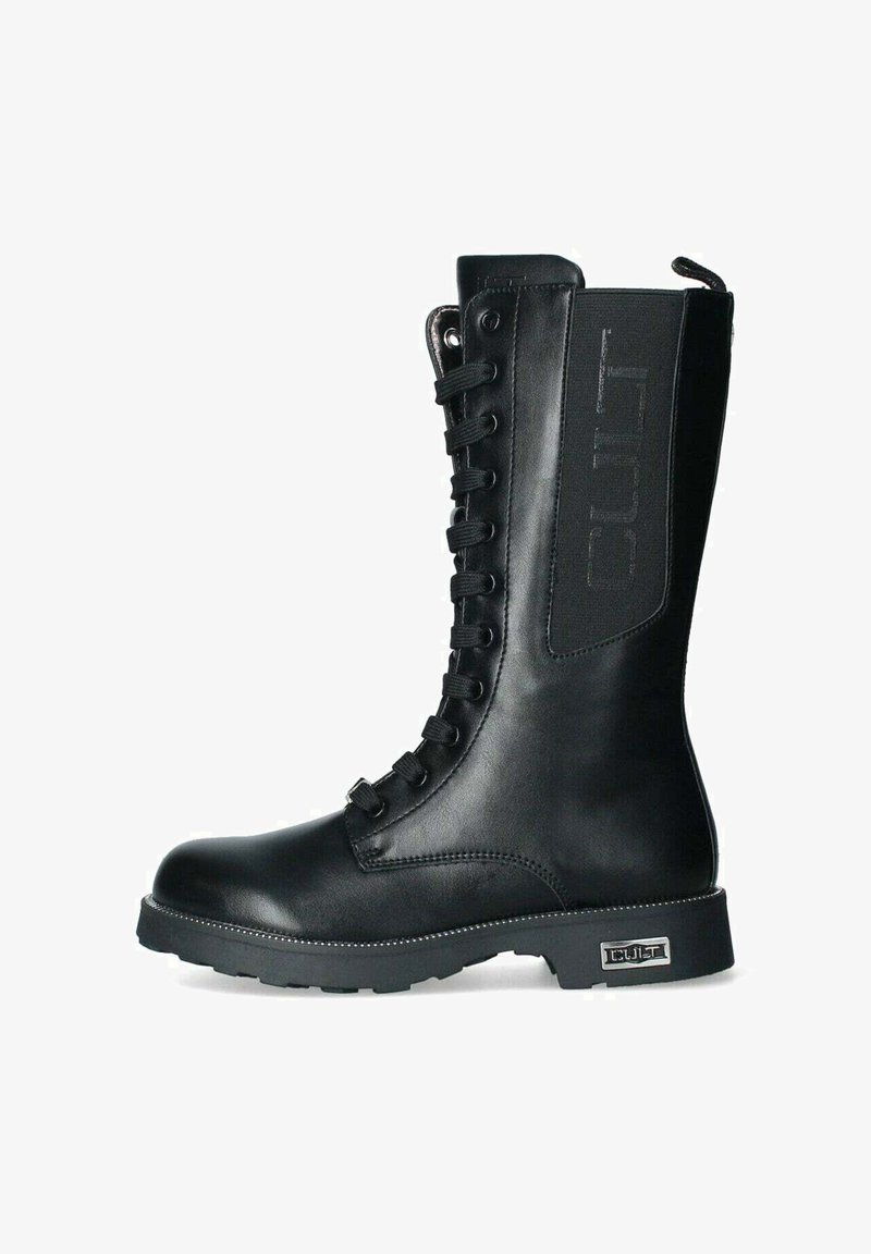 Stivale da combattimento nero con tomaia in pelle lucida, chiusura frontale con lacci, suola in gomma e pannello laterale testurizzato con logo in rilievo. Design e finitura resistenti.