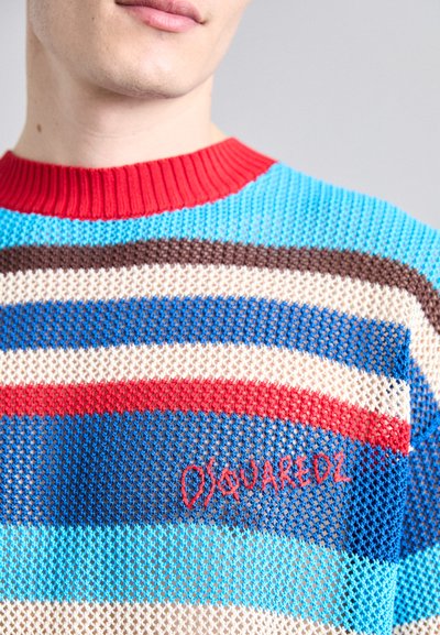 Pull en tricot avec un col côtelé rouge, présentant des rayures larges alternées en bleu, marron et crème, avec "Dsquared2" brodé en rouge.