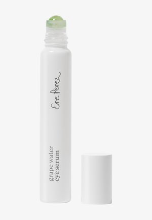 Biały roll-on z serum do oczu na bazie wody winogronowej, z zielonym, zaokrąglonym aplikatorem na górze. Etykieta zawiera czarny tekst, w tym nazwę marki i typ produktu.