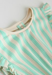 Rebrasta kopalna obleka z vzorcem mint zelenih in smetanasto bež črt, z nabranimi rokavi in zapiranjem na ježka na vratu.