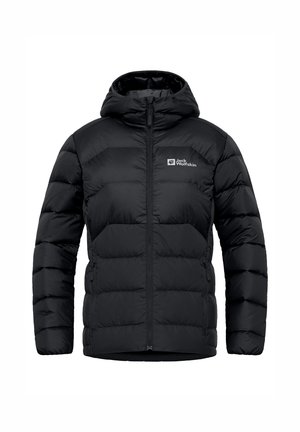 Schwarze gepolsterte Jacke mit Kapuze, ausgestattet mit einem durchgehenden Reißverschluss, elastischen Bündchen und einem auffälligen Logo auf der Brust. Das Material wirkt glatt und glänzend.