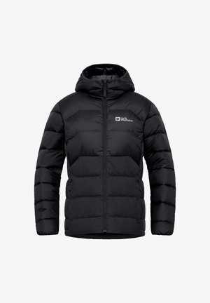 Schwarze gepolsterte Jacke mit Kapuze, ausgestattet mit einem durchgehenden Reißverschluss, elastischen Bündchen und einem auffälligen Logo auf der Brust. Das Material wirkt glatt und glänzend.