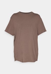 Camiseta marrón de manga corta con cuello redondo, textura suave y un corte relajado con un dobladillo ligeramente curvado. Sin patrones ni acentos visibles.