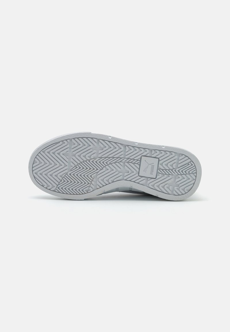 Semelle de sneaker grise avec une surface en caoutchouc texturé, présentant un motif en zigzag et un carré logo central. Design léger et flexible.