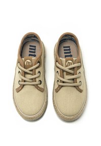 Zapatos de lona beige con detalles marrones, punta redonda y cordones beige. Presentan una superficie texturizada y un logo en la lengüeta. Suela de yute natural.