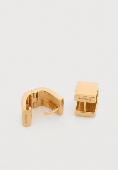 Σκουλαρίκια κρίκοι από μέταλλο σε χρυσό τόνο με ορθογώνιο σχέδιο. Διαθέτουν κλείσιμο με μεντεσέ και γυαλιστερό φινίρισμα, με χαραγμένη λεπτομέρεια λογότυπου.