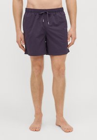 Męskie fioletowe szorty kąpielowe, wykonane z lekkiego materiału. Posiadają elastyczny pas z regulowaną sznurkiem oraz kieszenie boczne.