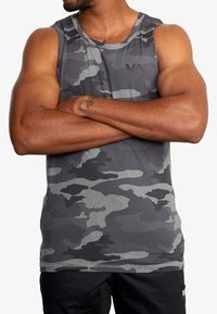 Grau camouflierter Tanktop aus einem weichen, leichten Stoff mit Rundhalsausschnitt und genähten Säumen, das ein dezentes Logo auf der Brust zeigt.