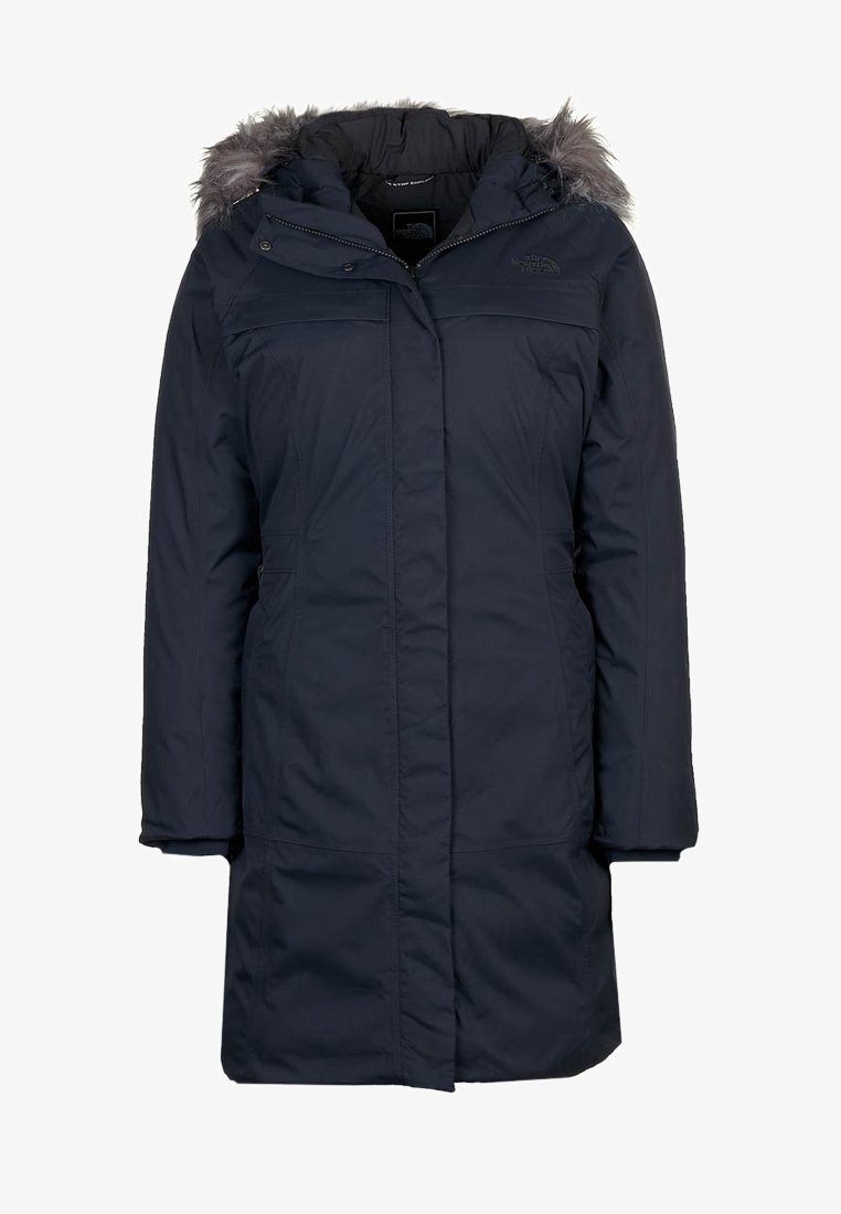 Parka isolée bleu marine avec capuche bordée de fourrure, fermeture éclair à l'avant avec boutons-pression, poches latérales et longueur jusqu'au milieu des cuisses. Texture lisse.