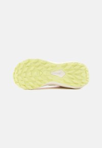 Ανοιχτό κίτρινη λαστιχένια σόλα αθλητικού παπουτσιού με διαμαντένια μοτίβα πέλματος και κεντρική λευκή τριγωνική ενθετή σε λευκό φόντο.