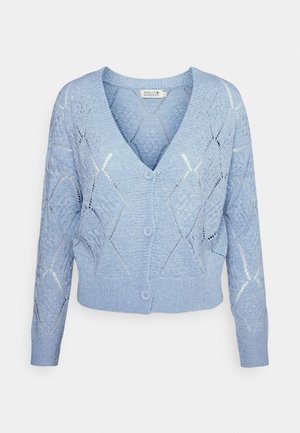 Svetle modrý pletený cardigan s diamantovým vzorem, výstřihem do V, dlouhými rukávy a třemi knoflíky vpředu. Měkká textura.