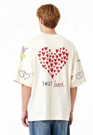 SWEETHEART TATTOO PRINT UNISEX DROPPED SHOULDER - T-shirt med print - off-white