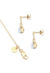 Gouden oorbellen met een gladde, doorschijnende steen aan de onderkant. Voorzien van een hefboomsluiting en een fijne ketting met een sluiting.