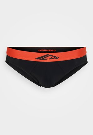 Schwarze Badebriefs mit einem kontrastierenden orangen elastischen Bund, der ein Logo zeigt. Hergestellt aus glattem, dehnbarem Stoff, der für Komfort sorgt.