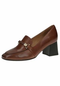 Chaussures à talon bloc en cuir marron avec un bout pointu, un détail de sangle tissée et un accent métallique à l'avant. Texture lisse et finition brillante.