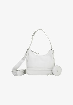 Sac à main en cuir blanc avec bandoulière ajustable, large sangle en tissu de marque détachable et petite pochette ronde zippée attachée.