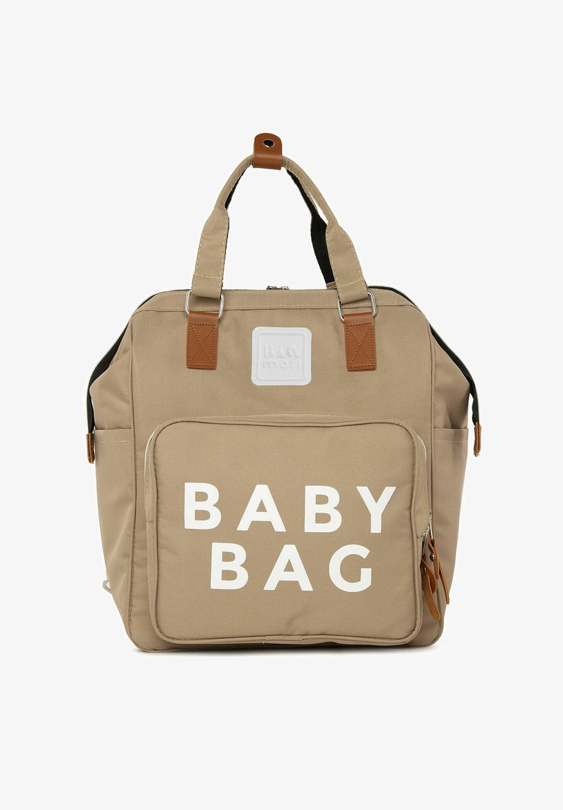 Beige canvas luiertas met witte letters. Voorzien van leren accenten, dubbele handvatten, een voorvak en een ritssluiting. Rechthoekige vorm.