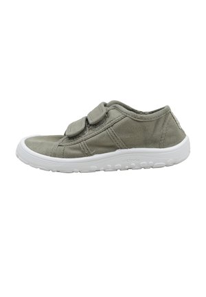 Zapatilla deportiva baja informal en tela gris claro con dos tiras ajustables de velcro y suela de goma blanca.