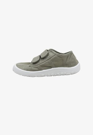 Casual lage sneaker van lichtgrijze stof met twee verstelbare klittenbandsluitingen en een witte rubberen zool.