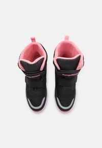 Bottes d'hiver montantes noires et roses avec des brides Velcro et une doublure intérieure rose douce, marquées "KangaROOS" sur la bride avant.