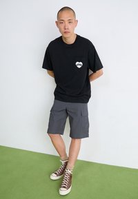 Carhartt WIP AMOUR POCKET - T-shirts med print - black/white
