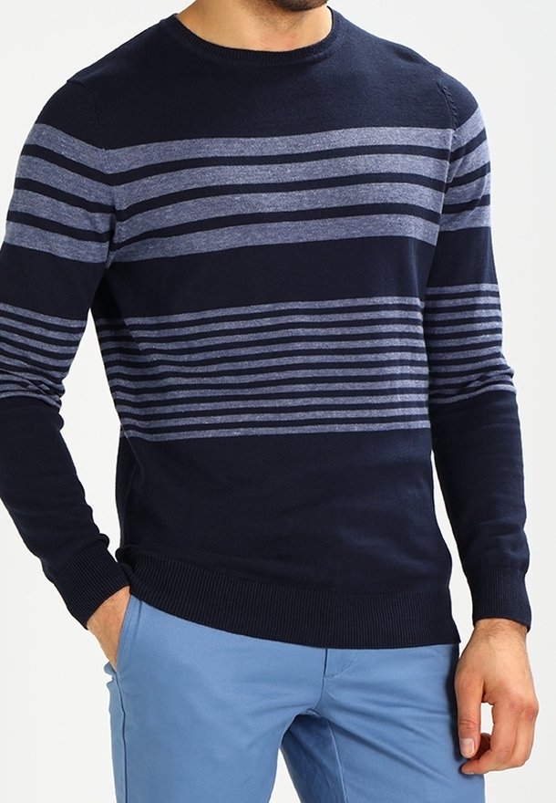 Pull marin à col rond avec rayures horizontales grises, fabriqué en tissu doux. Il présente des poignets et un ourlet côtelés, une silhouette ajustée, et aucune marque visible.