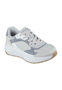 Zapatilla deportiva gris con parte superior de malla y ante, acentos blancos, punta redonda, cierre de cordones, cuello acolchado y suela de goma texturizada.