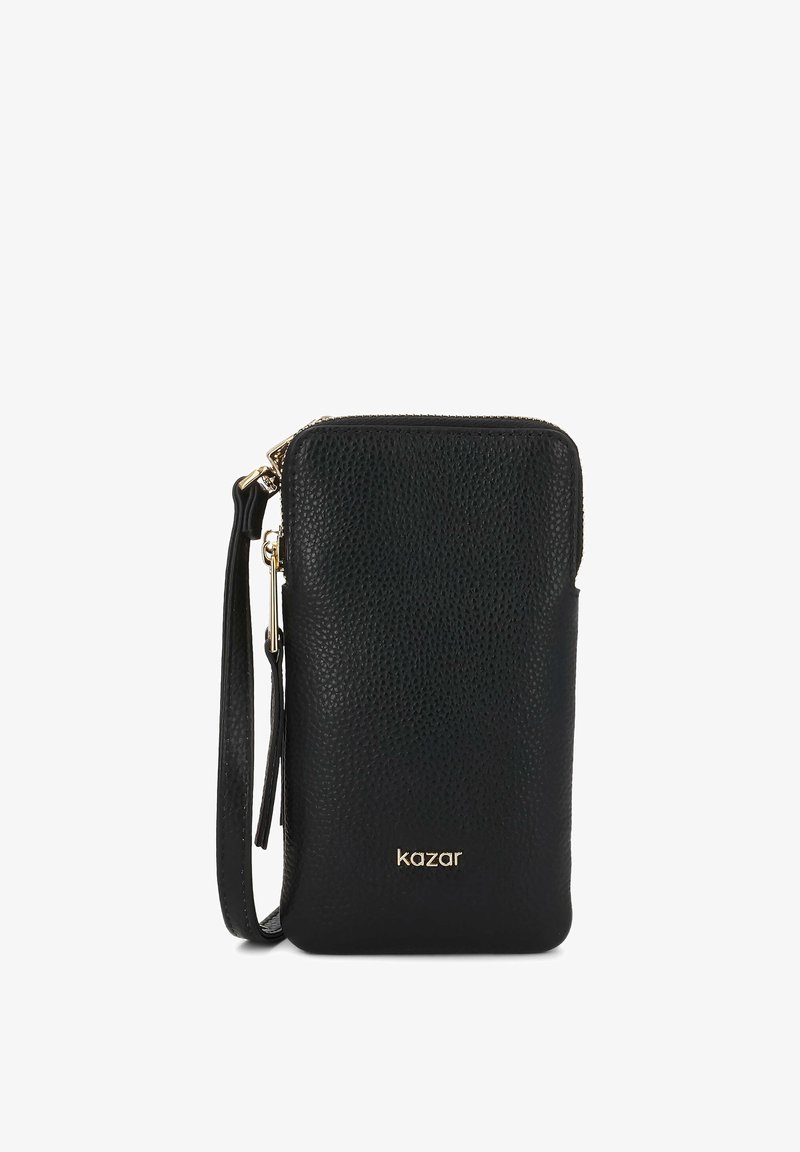 Μαύρο δερμάτινο wristlet με υφή, χρυσλό φερμουάρ και λογότυπο, με αποσπώμενο λουρί σε λευκό φόντο.