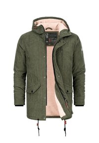 Olivgrüne Cord-Jacke mit einer pinken Kunstfell-Fütterung, verstellbaren Kordelzügen, zwei Fronttaschen und einer Reißverschlusstasche auf der Brust.