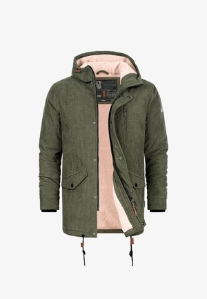 Olivgrüne Cord-Jacke mit einer pinken Kunstfell-Fütterung, verstellbaren Kordelzügen, zwei Fronttaschen und einer Reißverschlusstasche auf der Brust.