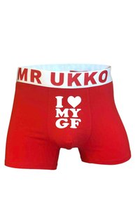 Bañador rojo con una cinturilla elástica blanca que presenta el texto "MR UKKO". En la parte frontal está impreso "I ♥ MY GF" en letras blancas en negrita.