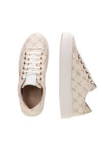 Weiße Sneaker mit einem strukturierten Lederoberteil mit Blumenmustern, Schnürdesign, goldenen Ösen und einer dicken weißen Sohle.