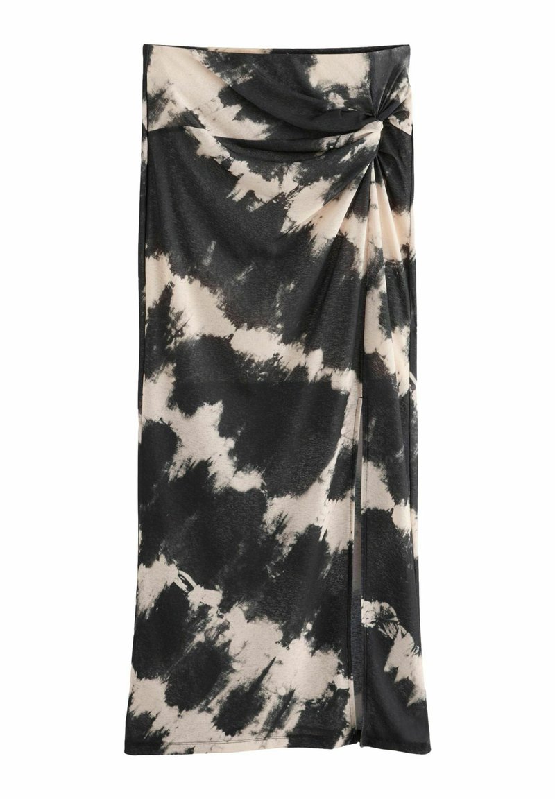 Czarna i beżowa spódnica maxi w stylu tie-dye, wykonana z miękkiego materiału; posiada skręcone zapięcie w talii oraz boczne rozcięcie dla swobody ruchów.
