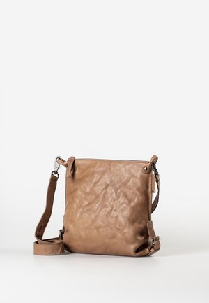 Zachte bruine leren crossbodytas met verstelbare band, ritssluiting en licht gerimpelde textuur, staand op een wit oppervlak.