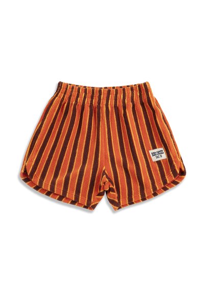 Shorts en éponge orange avec des rayures verticales rouge foncé et jaune et une taille élastique, présentant un petit patch logo blanc à l'avant.