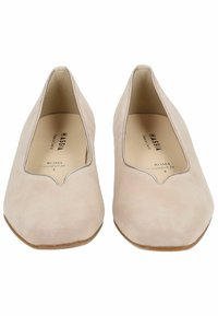 Ballerine in suede beige chiaro con punta appuntita e un'apertura a V nella parte anteriore. Soletta imbottita con il marchio "Hassia Roma Comfort Fit".