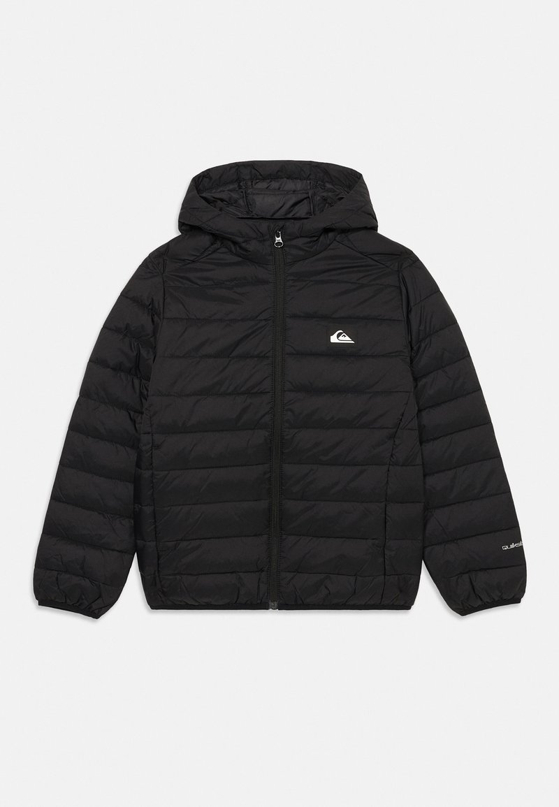 Giacca nera imbottita con cappuccio, dotata di zip frontale completa e polsini elasticizzati, con un piccolo logo bianco sul petto e sulla manica.
