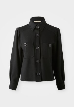 Zwarte button-up jas gemaakt van stof met een gladde textuur. Heeft twee vo pockets, grote knopen en een gestructureerde kraag.