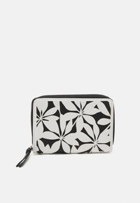 Portefeuille noir et blanc avec un design en découpes florales, texture lisse et fermeture éclair avec un petit accent en pompon.
