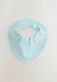 Lysblå stof halsbånd med ribbet struktur, der har en knaplukning. Designet er trekantet med gathering af stoffet bagpå.