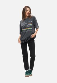 Re:Covered FLOYD PERIODIC DARK SIDE OF THE MOON - Printtipaita - washed black