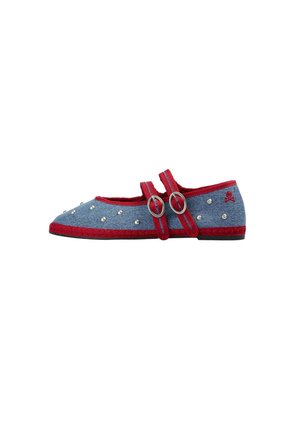 Zapato Mary Jane infantil de mezclilla azul con ribete rojo, doble hebilla, tachuelas plateadas y un pequeño bordado de calavera en el talón.