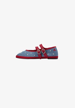 Zapato Mary Jane infantil de mezclilla azul con ribete rojo, doble hebilla, tachuelas plateadas y un pequeño bordado de calavera en el talón.