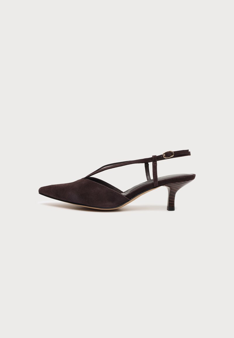 Chaussure à petit talon slingback en daim brun foncé avec bout pointu et fine bride de cheville avec boucle dorée, présentée sur fond blanc.