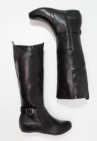 Bottes noires en cuir, hautes jusqu'au genou, avec un bout légèrement pointu, fermeture éclair et un accent de boucle au niveau de la cheville. Texture lisse, design minimaliste.